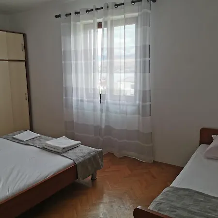 Lucia アパート パグ