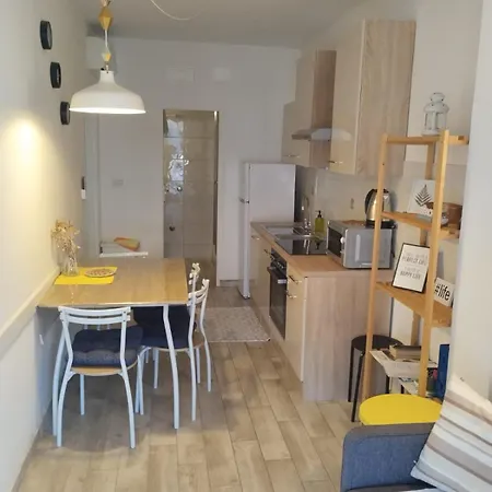 Lucia アパート パグ