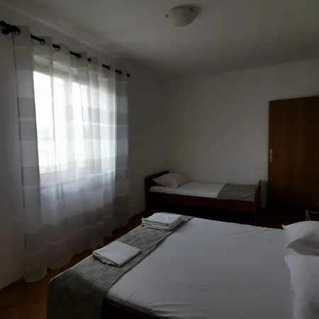 Lucia باغ